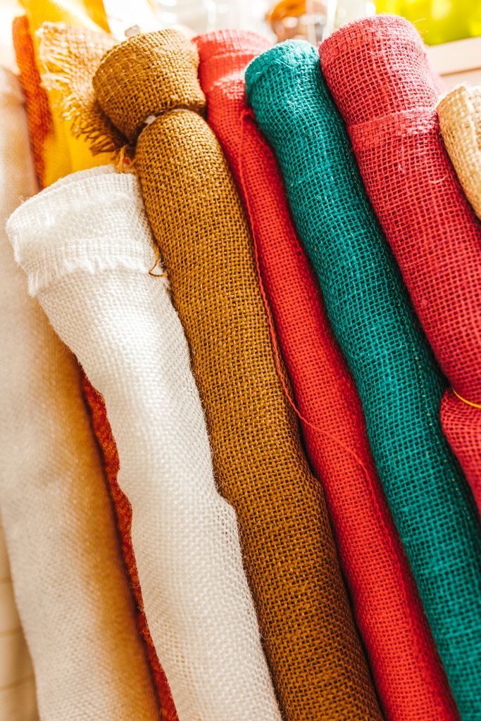 Rollen geweven stof in verschillende kleuren